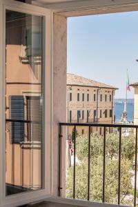 una ventana con vista a un edificio en IN PIAZZA appartamento con vista, en Lazise
