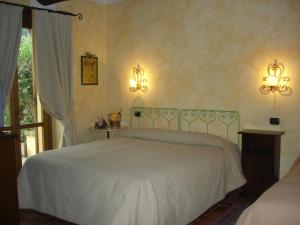 トーディにあるAgriturismo Borgo Montecuccoのベッドルーム(白いベッド1台、窓付)