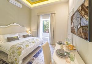 1 dormitorio con 1 cama y 1 mesa con comedor en Certosa Suite en Nápoles