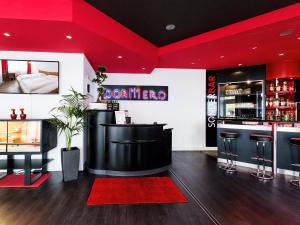 Lounge nebo bar v ubytování DORMERO Hotel Dresden Airport