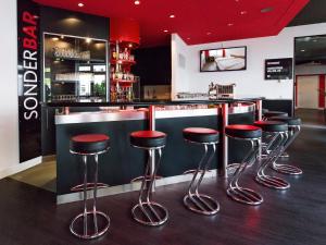 Lounge nebo bar v ubytování DORMERO Hotel Dresden Airport