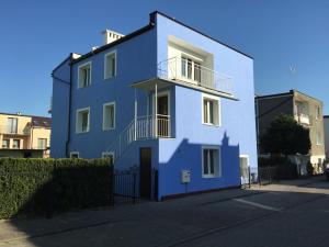 ダルウフコにあるBosmanska 11の青と白の建物(バルコニー付)
