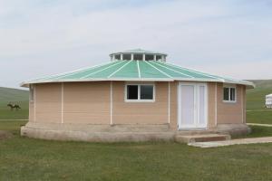 un pequeño edificio con techo verde en un campo en Nomad Horse Camp, en Nalayh