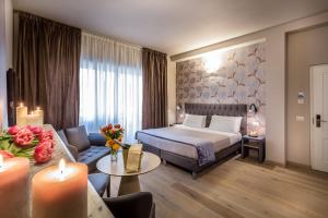 una camera d'albergo con letto e soggiorno di Florence Old Bridge B&B a Firenze