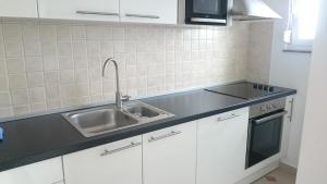 Kuchyň nebo kuchyňský kout v ubytování Apartment Ela - Sea View