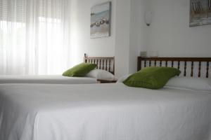 Posteľ alebo postele v izbe v ubytovaní Hostal Pereiriña