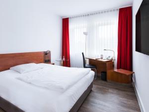 Postel nebo postele na pokoji v ubytování DORMERO Hotel Dresden Airport