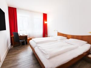 Postel nebo postele na pokoji v ubytování DORMERO Hotel Dresden Airport
