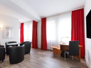 TV a/nebo společenská místnost v ubytování DORMERO Hotel Dresden Airport