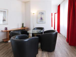 Posezení v ubytování DORMERO Hotel Dresden Airport