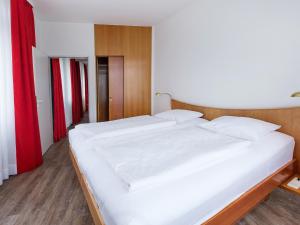 Postel nebo postele na pokoji v ubytování DORMERO Hotel Dresden Airport