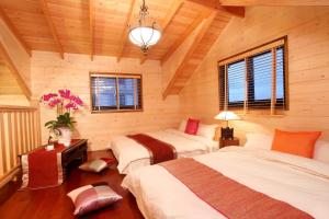 五結鄉的住宿－大好親水河畔民宿，配有木墙和窗户的客房内的两张床