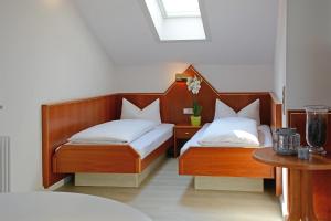 A bed or beds in a room at Hotel garni Kaiserstuhl