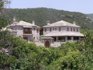 un grupo de casas sentadas en la cima de una colina en Filira, en Vitsa