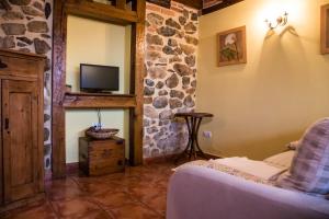 科布雷瑟斯的住宿－Viviendas Rurales Las Fontanias，大楼内的客厅配有沙发和电视。
