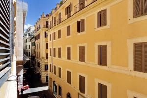 ローマにあるPantheon Family Junior Suiteの建物から路地を望む