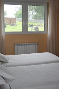 Posteľ alebo postele v izbe v ubytovaní Hostal Pereiriña