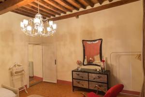 een woonkamer met een spiegel en een dressoir bij La Terrazza in Poppi