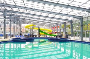 Bazén v ubytování Complex Balnear Cozia - Corp Caciulata nebo v jeho okolí