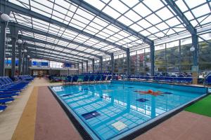 Bazén v ubytování Complex Balnear Cozia - Corp Caciulata nebo v jeho okolí