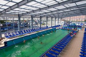 Bazén v ubytování Complex Balnear Cozia - Corp Caciulata nebo v jeho okolí