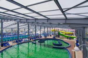 Bazén v ubytování Complex Balnear Cozia - Corp Caciulata nebo v jeho okolí