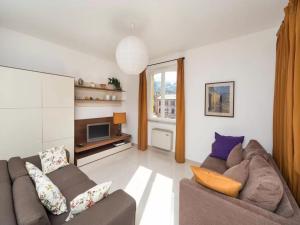 un soggiorno con divano e TV di Libra Flexyrent a Rapallo