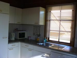 Kuchyň nebo kuchyňský kout v ubytování Chalets du Soleil