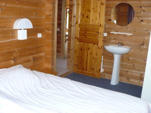 Postel nebo postele na pokoji v ubytování Chalets du Soleil