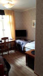 TV a/nebo společenská místnost v ubytování Hotell Läckö