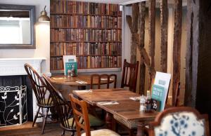 un restaurante con mesas y sillas frente a una biblioteca en Swan Hotel by Greene King Inns, en Thaxted