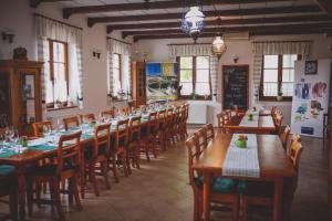 A restaurant or other place to eat at Diófa Panzió