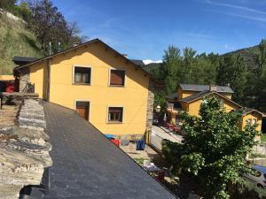TrabadeloにあるOs Arroxosの屋根の上黄色い家