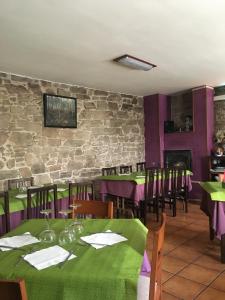 Reštaurácia alebo iné gastronomické zariadenie v ubytovaní Os Arroxos