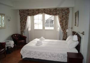 1 dormitorio con 1 cama grande y ventana en Trudvang Gjestegaard, en Larvik