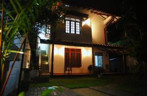 uma casa à noite com luzes acesas em Amsterdam Tourist Rest em Anuradhapura