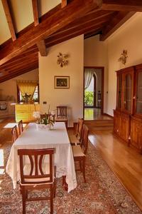a dining room with a table and chairs at Casa Meraviglia in Tremezzo