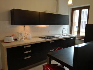 a kitchen with a stove and a counter top at Bardolino Via Marconi in Bardolino
