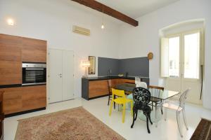 eine Küche und ein Esszimmer mit einem Tisch und Stühlen in der Unterkunft IzzHome Light in Cagliari