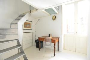 einen kleinen Schreibtisch in einem Zimmer mit einer Treppe in der Unterkunft IzzHome Light in Cagliari