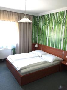 Ένα ή περισσότερα κρεβάτια σε δωμάτιο στο Europa Hotel És Étterem