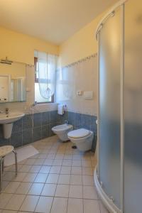 łazienka z toaletą, umywalką i prysznicem w obiekcie Hotel Saturno Fonte Pura w mieście Saturnia +37 zdjęć