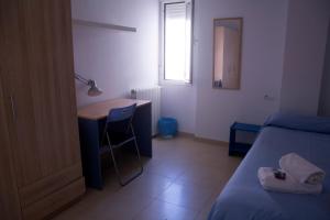 Postel nebo postele na pokoji v ubytování Residencia Universitaria Cadiz Centro