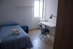Postel nebo postele na pokoji v ubytování Residencia Universitaria Cadiz Centro