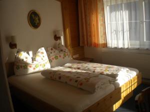 ein Bett in einem Schlafzimmer mit einem Fenster in der Unterkunft Erika Sporer in Hippach