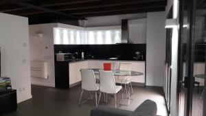 A kitchen or kitchenette at Apartaments y Habitacions Entre Volcans