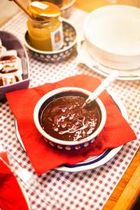 een kom soep met een lepel erin op een tafel bij Locanda del Silenzio Hotel in Macra