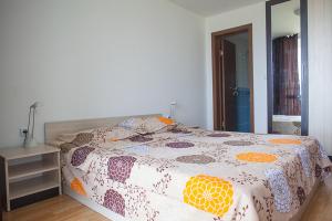 Cama ou camas em um quarto em Salena Apartments in Saint George Complex