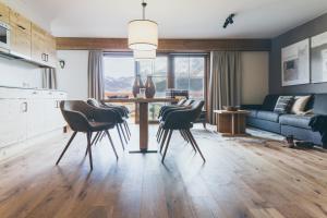 Kuchyň nebo kuchyňský kout v ubytování PUR Suites & Chalets