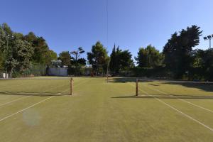 a tennis court with a net in the middle at Hotel Villaggio Aurora in San Pietro in Bevagna